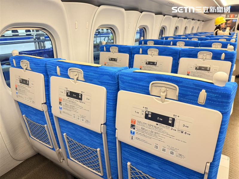 椅背餐桌也放大，並新增掛鉤方便放置隨身物品，且具備緩衝功能，讓設計更符合人性化。（圖／記者李育道攝影）