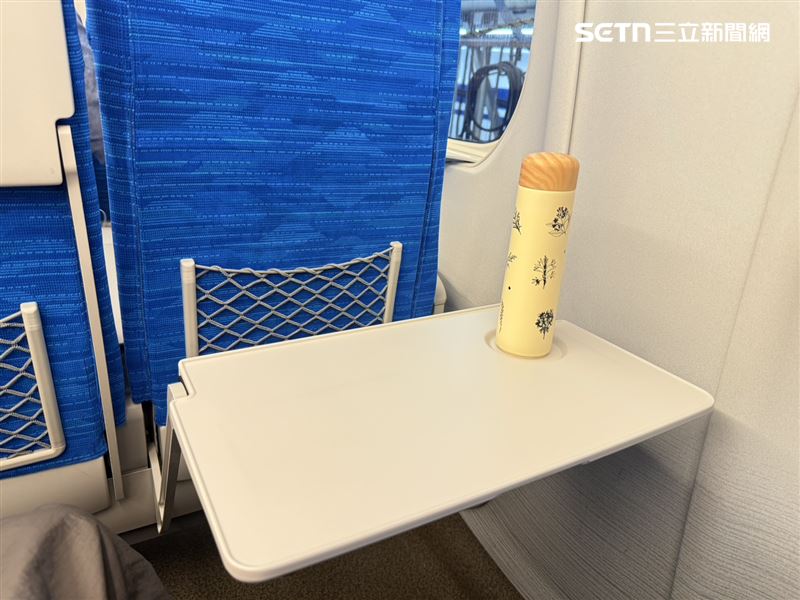 椅背餐桌明顯放大，實際擺上杯子後，空間仍相當寬敞。（圖／記者李育道攝影）