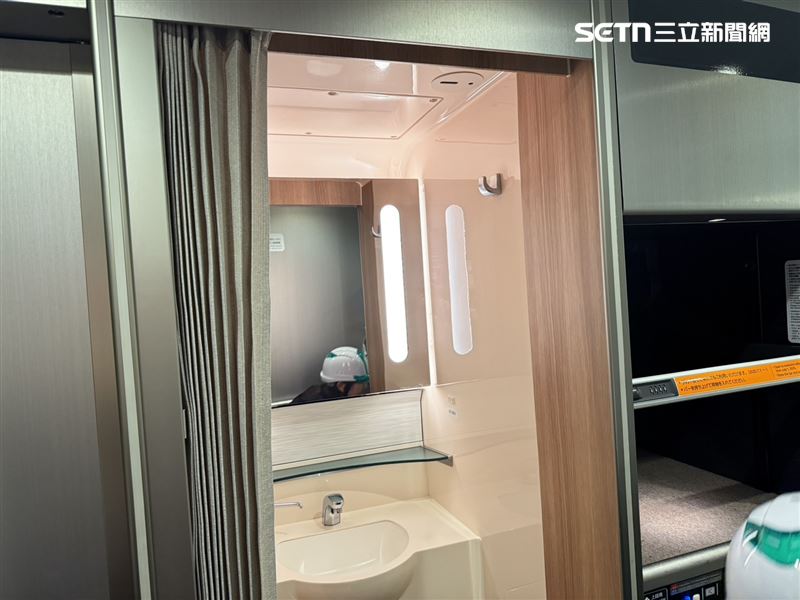 ，N700ST 的廁所與玄關設計也全面優化。洗手台獨立設在廁所外玄關，並搭配拉簾，讓旅客在整理儀容或清潔雙手時，不必與如廁乘客共用空間。（圖／記者李育道攝影）