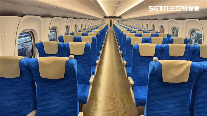 全新列車N700ST以日本最新型號N700S為藍本打造，一般車廂座位把手加裝充電插頭。（圖／記者李育道攝影）