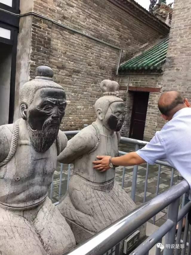 秦檜的臉、妻子王氏的臉及她的胸部都被摸黑了,看出很多人會扇他們耳光,或者是摸她的胸部。(圖/翻攝自微博)