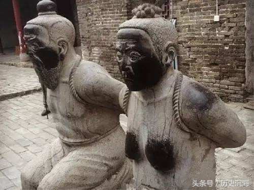 秦檜的臉、妻子王氏的臉及她的胸部都被摸黑了,看出很多人會扇他們耳光,或者是摸她的胸部。(圖/翻攝自微博)