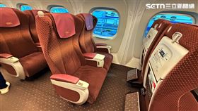 高鐵N700ST商務艙升級，腳踏板面積加大，椅背餐桌改為可延伸式設計，另在扶手內增設收納式小桌盤，且同樣設有插頭可充電。（圖／記者李育道攝影）