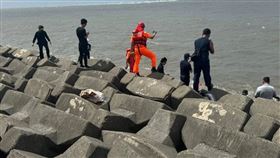 彰濱線西鄉海邊堤防，男性浮屍移出，消波塊，失蹤阿公，DNA鑑定(圖／翻攝自賴清美議員臉書)