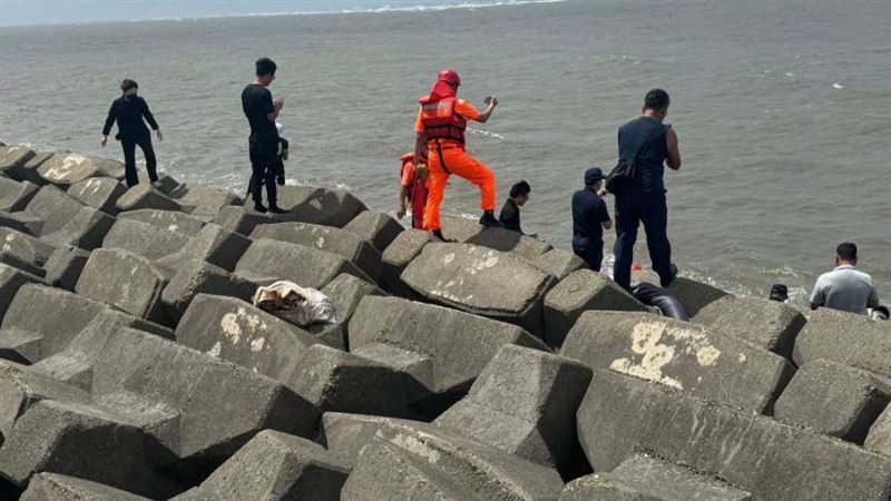 消波塊卡赤裸屍…死者從他變她!身份成謎