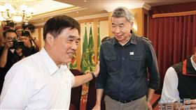 郝龍斌（左）、張亞中（右）在軍系活動強碰，相互打氣。（鏡報董孟航）