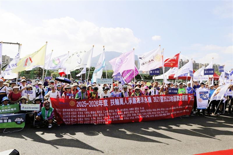 國際扶輪社3521與3523地區，響應全台「萬人淨灘 海洋永續」活動，齊聚八里挖子尾淨灘。（圖／國際扶輪社3521地區與3523地區提供）