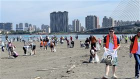 扶輪社聯合淨灘活動。圖片描述。（圖／國際扶輪社3521地區與3523地區提供） 