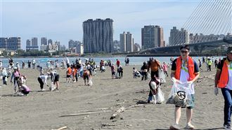 國際扶輪號召800人　齊聚八里挖子尾淨灘