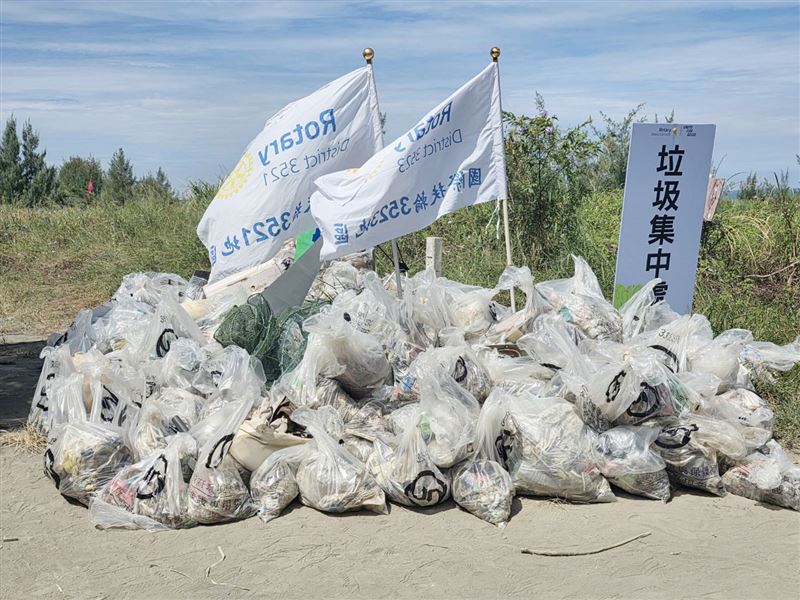 一袋袋的垃圾見證了國際扶輪社守護海洋的決心。（圖／國際扶輪社3521地區與3523地區提供）