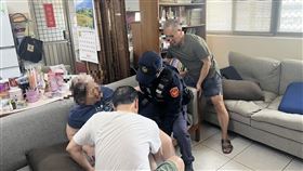 帥警好強！1秒抱起6旬跌倒婦　全場鼓掌（圖／翻攝畫面）