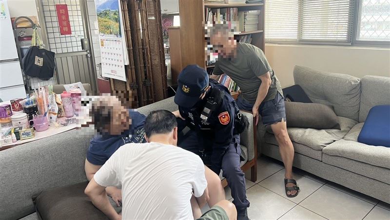 帥警好強!1秒抱起6旬跌倒婦 全場鼓掌