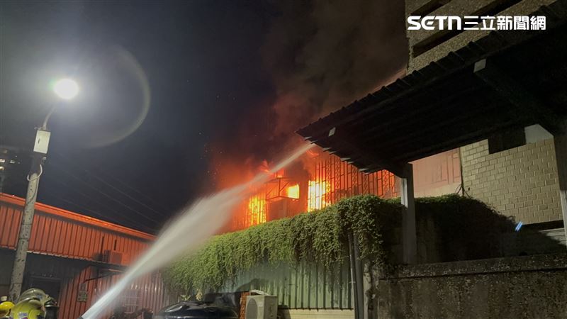 兒子面對警消詢問近況錢母近況，有些吞吐遲疑，還說並不清楚，起火原因成待解之謎。（圖／翻攝畫面）