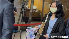 ▲擔任木可公關董事長的李文娟出庭時，顯得相當緊張。（圖／記者楊佩琪攝）