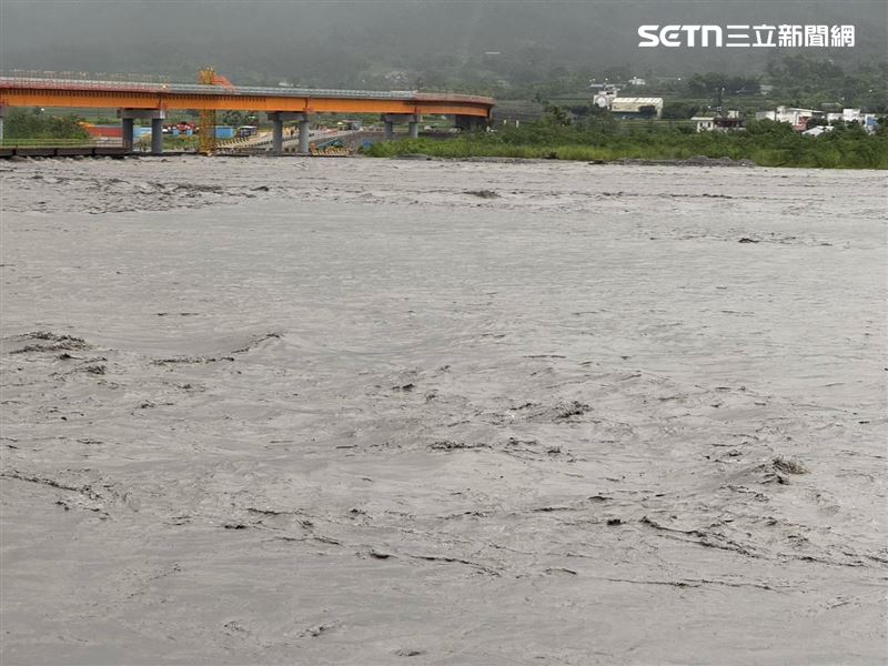 橫跨秀姑巒溪的「高寮便道」今天（23日）清晨傳出便道遭沖毀。（圖／翻攝畫面）