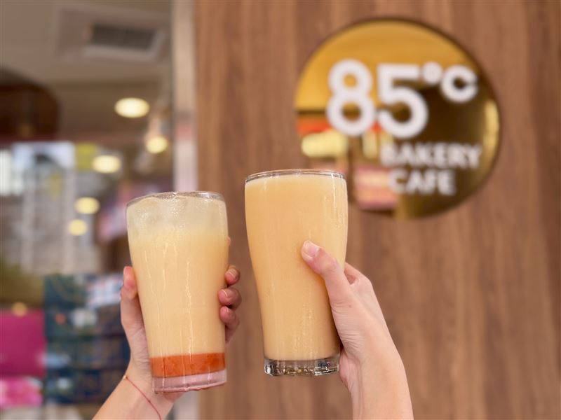 85℃全新推出「初露多多綠」和「蜜桃多多」。(圖／85℃提供）