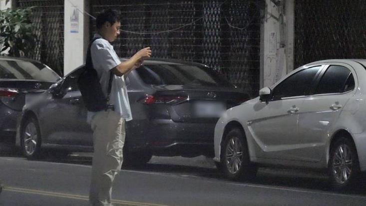 孫其君東張西望　牽手阿姨獲滿滿正能量