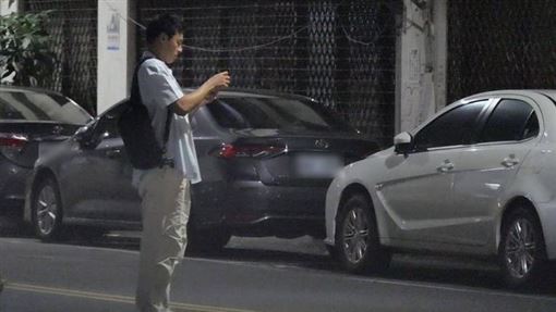 孫其君東張西望　牽手阿姨獲滿滿正能量