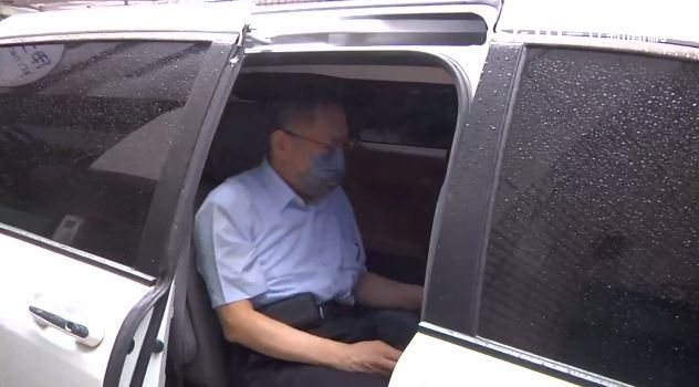 柯文哲今天戴著口罩出發前往北院開庭。（圖／翻攝畫面）
