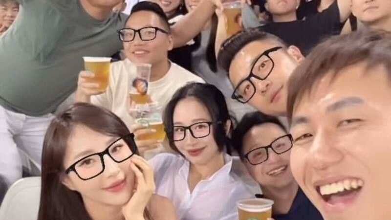 國光女神「大巨蛋當熱炒店」敬酒　網罵翻