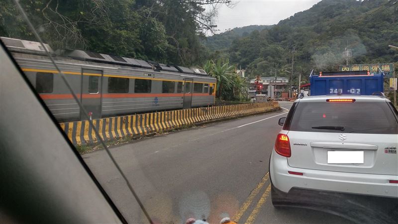 新/8旬婦晨運返家 遭台鐵內灣線撞擊亡