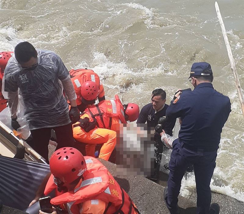 經法醫及鑑識人員初步勘驗，確認該死者為女性。（圖／賴清美提供）