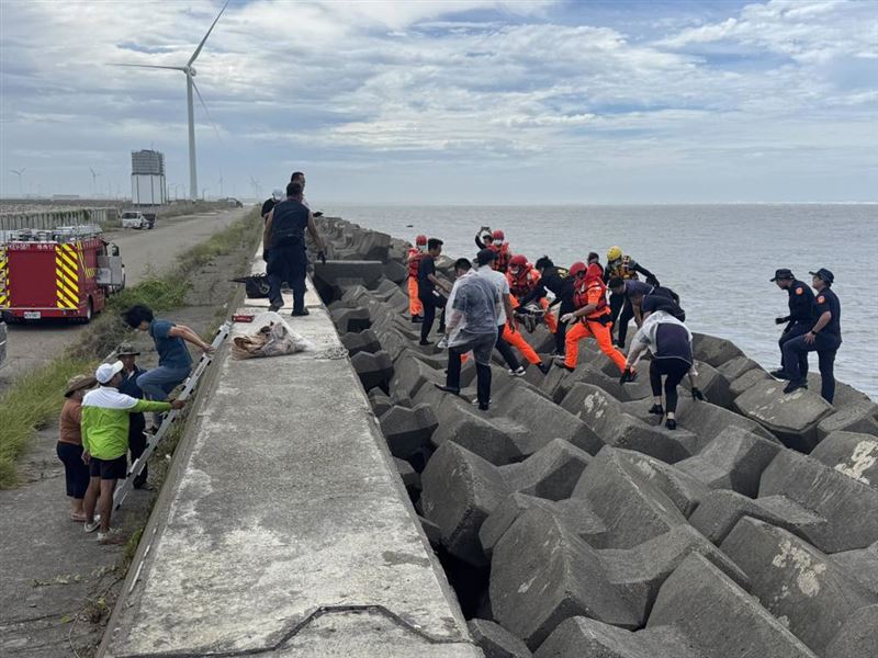 救援隊趁海水滿潮將遺體移出。（圖／賴清美提供）