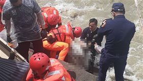 彰化海提驚見「白色腳掌」卡消波塊！趁滿潮時拖出⋯竟是全裸女浮屍