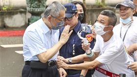 京華城及政治獻金案　北院傳喚柯文哲（3）台北地方法院23日審理京華城及柯文哲政治獻金案，傳喚被告前台北市長柯文哲（左）出庭。圖為柯文哲出庭前向支持者致意。中央社記者鄭清元攝　114年9月23日