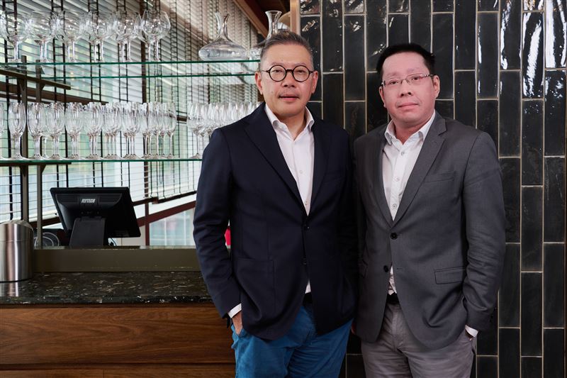 新光三越副董事長兼總經理吳昕陽(圖左)、執行副總經理吳昕昌。(圖／新光三越提供）