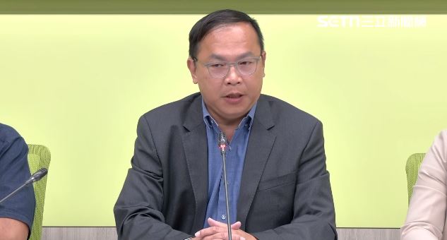 王義川懷疑跟拍他的人與黃國昌有關。（圖／翻攝畫面）