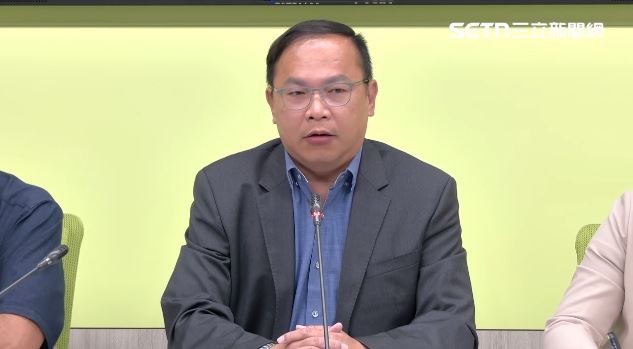 王義川懷疑跟拍他的人與黃國昌有關。（圖／翻攝畫面）