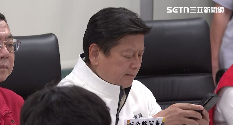 卓榮泰視導樺加沙颱風中央災害應變中心，立委傅崐萁也現身。（圖／翻攝畫面）