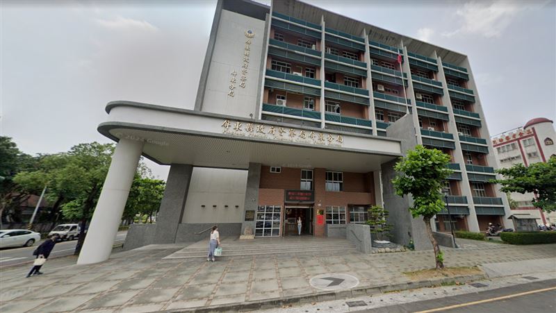 林女未避讓警車肇責佔6成、楊姓員警未注意車前狀況肇責佔4成，兩相權衡後，最後林女獲國賠74萬多元。（圖／GoogleMaps）