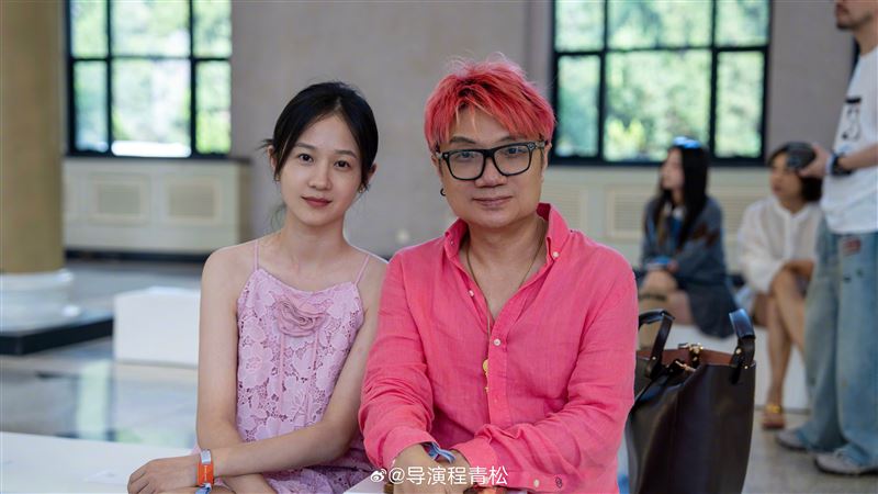 導演程青松（右）捲于朦朧墜樓疑雲。（圖／翻攝自程青松微博）
