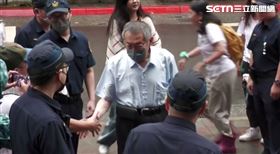 柯文哲出庭和小草們握手。（圖／翻攝畫面）