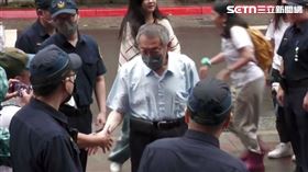 柯文哲出庭和小草們握手。（圖／翻攝畫面）