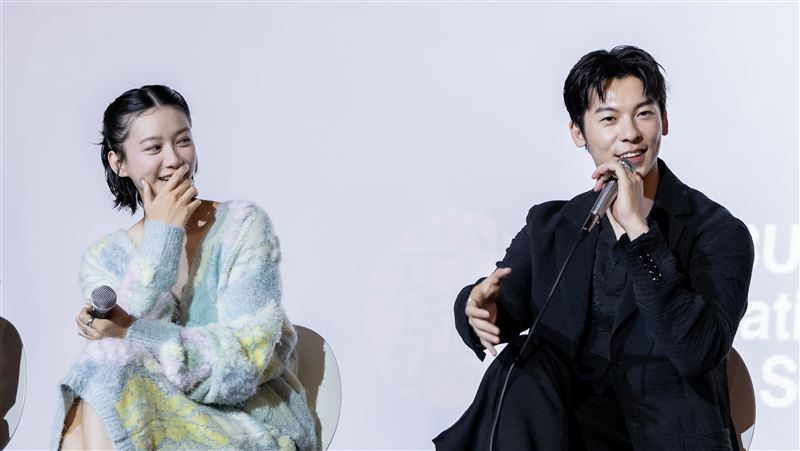 許光漢新作登釜山影展　5千觀眾燈海應援