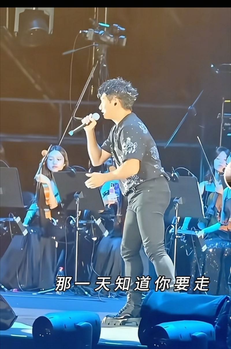 吳奇隆演出穿搭一票網不忍直視。（圖／翻攝自微博）