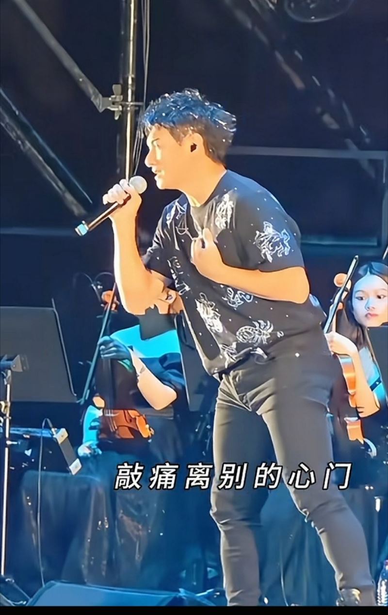 吳奇隆演出穿搭一票網不忍直視。（圖／翻攝自微博）