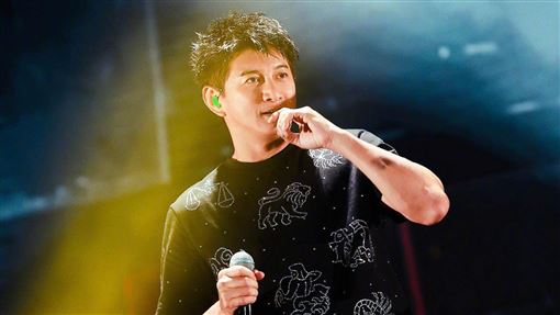 54歲吳奇隆暴肥　硬塞緊身褲炸出一坨肉