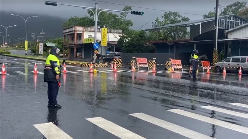 花蓮馬太鞍溪上游堰塞湖，今天恐溢流，已派實施封閉車道。（圖／翻攝畫面）
