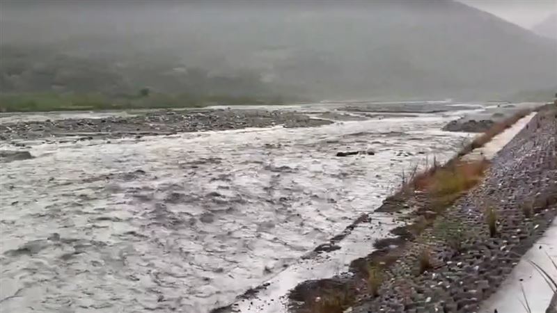 花蓮工務段已派員於高處觀察河川水位變化。（圖／翻攝畫面）
