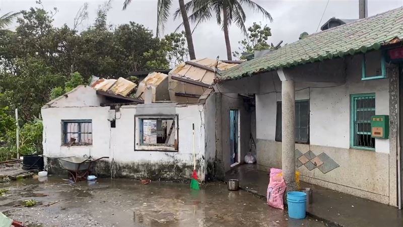 民宅屋頂慘被怪風掀翻。（圖／翻攝畫面）