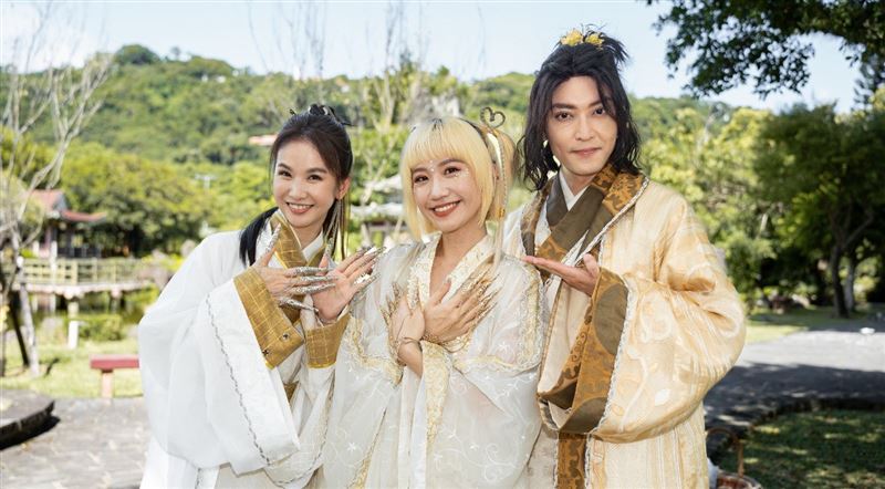 陳小菁（左起）、Lulu、陳威翰演出《戲說台灣》。（圖／三立提供）
