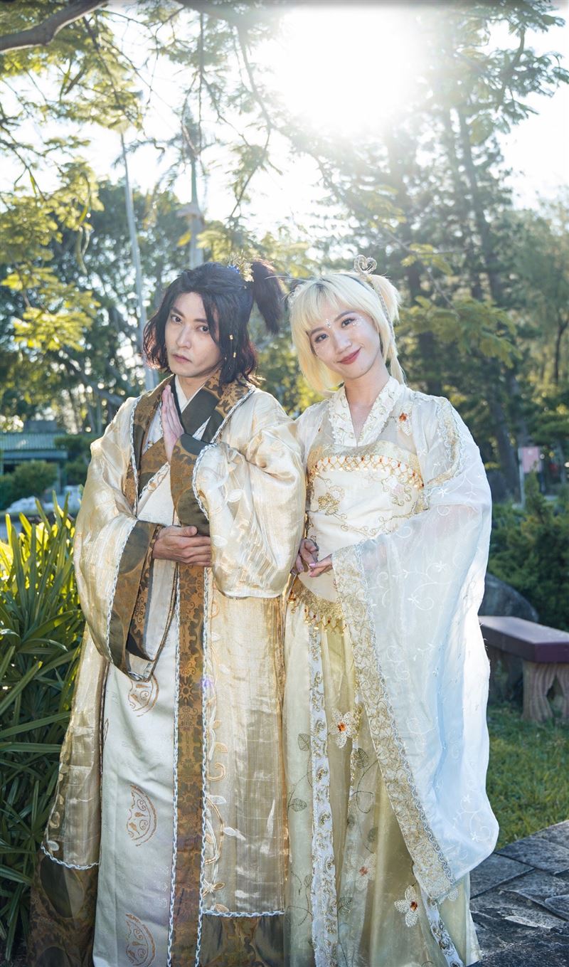 Lulu（右）與「戲說一哥」陳威翰合作演出。（圖／三立提供）