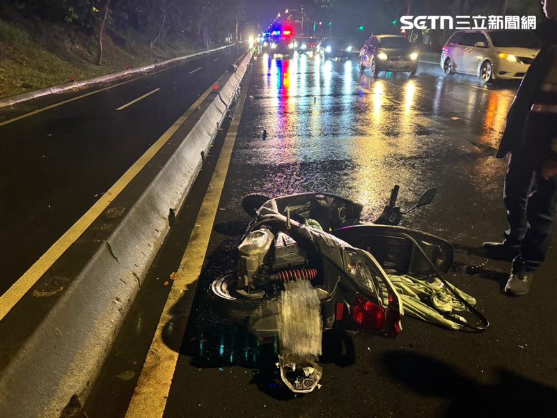 北市盧婦騎車載著10歲兒子行經大度路時自撞分隔島送醫救治。（圖／翻攝畫面）