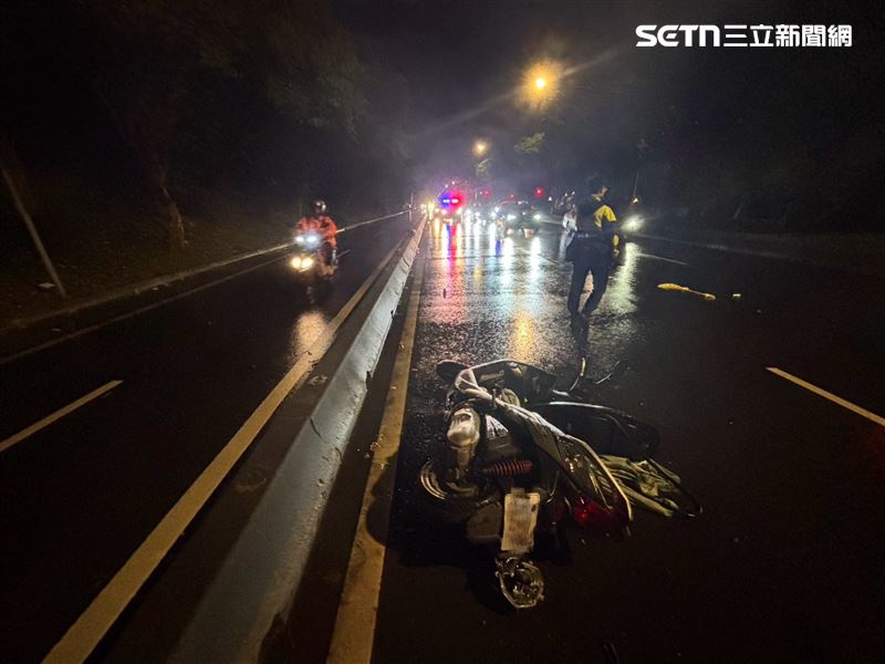 北市盧婦騎車載著10歲兒子行經大度路時自撞分隔島送醫救治。（圖／翻攝畫面）