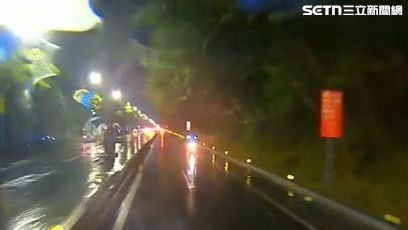 婦載10歲兒颱風夜狂飆　撞分隔島噴飛送醫