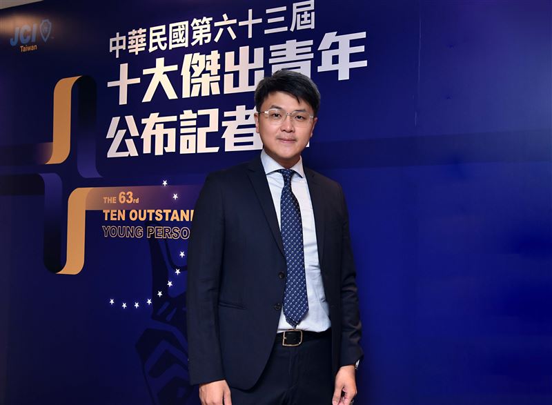 台灣大哥大個人用戶事業商務長林東閔獲「十大傑出青年－企業、創業及經濟發展類」獎。（圖／台灣大提供）